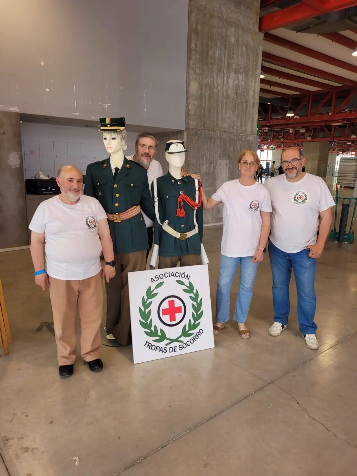 Algunos integrantes de la Asociación en la exposición de los uniformes